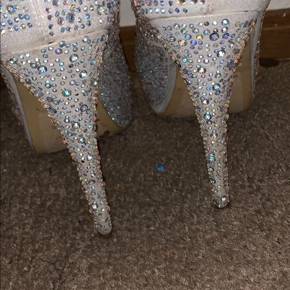 Charlotte Russe Silver Jeweled Shoes Size 8 - Picture 3 of 7